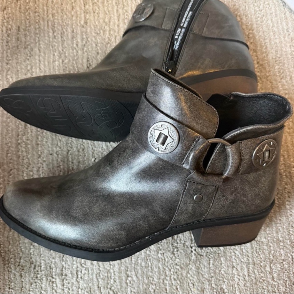 FRYE AND CO. Metallic Gray Ankle Boots